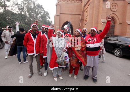 Peshawar, Peshawar, Pakistan. Dezember 2024. Der Weihnachtsmann der Christen versammelte sich vor Weihnachten in Peshawar. PESHAWAR, PAKISTAN, 21. DEZEMBER: Mitglieder der christlichen Minderheit Pakistans, die als Weihnachtsklauseln verkleidet sind, nehmen an einer Vorweihnachtskundgebung vor Weihnachten in Peshawar, Pakistan, am 21. Dezember 2024 Teil. Weltweit feiern jährlich Milliarden Menschen Weihnachten am 25. Dezember, um der Geburt Jesu Christi zu gedenken. (Kreditbild: © Hussain Ali/ZUMA Press Wire) NUR REDAKTIONELLE VERWENDUNG! Nicht für kommerzielle ZWECKE! Stockfoto