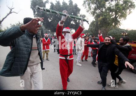 Peshawar, Peshawar, Pakistan. Dezember 2024. Der Weihnachtsmann der Christen versammelte sich vor Weihnachten in Peshawar. PESHAWAR, PAKISTAN, 21. DEZEMBER: Mitglieder der christlichen Minderheit Pakistans, die als Weihnachtsklauseln verkleidet sind, nehmen an einer Vorweihnachtskundgebung vor Weihnachten in Peshawar, Pakistan, am 21. Dezember 2024 Teil. Weltweit feiern jährlich Milliarden Menschen Weihnachten am 25. Dezember, um der Geburt Jesu Christi zu gedenken. (Kreditbild: © Hussain Ali/ZUMA Press Wire) NUR REDAKTIONELLE VERWENDUNG! Nicht für kommerzielle ZWECKE! Stockfoto