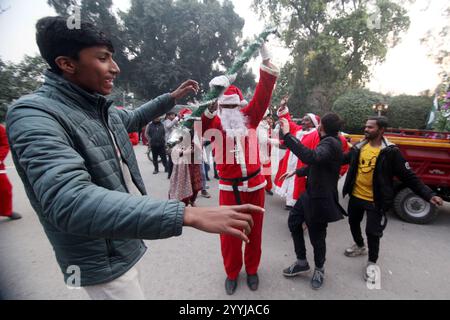 Peshawar, Peshawar, Pakistan. Dezember 2024. Der Weihnachtsmann der Christen versammelte sich vor Weihnachten in Peshawar. PESHAWAR, PAKISTAN, 21. DEZEMBER: Mitglieder der christlichen Minderheit Pakistans, die als Weihnachtsklauseln verkleidet sind, nehmen an einer Vorweihnachtskundgebung vor Weihnachten in Peshawar, Pakistan, am 21. Dezember 2024 Teil. Weltweit feiern jährlich Milliarden Menschen Weihnachten am 25. Dezember, um der Geburt Jesu Christi zu gedenken. (Kreditbild: © Hussain Ali/ZUMA Press Wire) NUR REDAKTIONELLE VERWENDUNG! Nicht für kommerzielle ZWECKE! Stockfoto