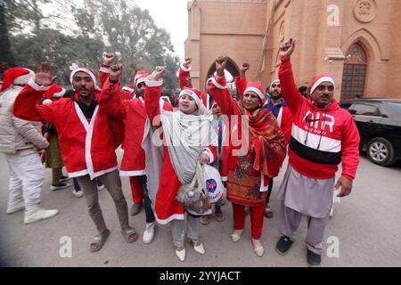 Peshawar, Peshawar, Pakistan. Dezember 2024. Der Weihnachtsmann der Christen versammelte sich vor Weihnachten in Peshawar. PESHAWAR, PAKISTAN, 21. DEZEMBER: Mitglieder der christlichen Minderheit Pakistans, die als Weihnachtsklauseln verkleidet sind, nehmen an einer Vorweihnachtskundgebung vor Weihnachten in Peshawar, Pakistan, am 21. Dezember 2024 Teil. Weltweit feiern jährlich Milliarden Menschen Weihnachten am 25. Dezember, um der Geburt Jesu Christi zu gedenken. (Kreditbild: © Hussain Ali/ZUMA Press Wire) NUR REDAKTIONELLE VERWENDUNG! Nicht für kommerzielle ZWECKE! Stockfoto