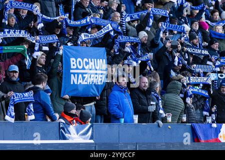 Fans von VfL Bochum mit der Flagge? Bochum Nazifrei? 1. Fu?Ball Bundesliga: VfL Bochum - FC Heidenheim; Vonovia-Ruhrstadion Bochum; DFL/DFB-Vorschriften 22.12.2024 verbieten jede Verwendung von Fotografien als Bildsequenzen und/oder Quasi-Video. Stockfoto