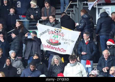 Craven Cottage, Fulham, London, Großbritannien. Dezember 2024. Premier League Football, Fulham gegen Southampton; Southampton Fans Credit: Action Plus Sports/Alamy Live News Stockfoto