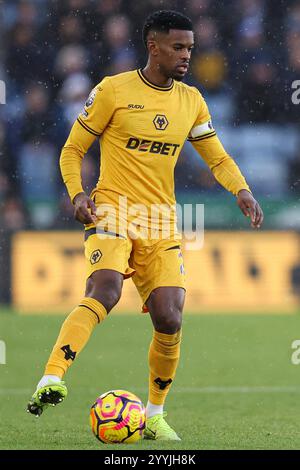 Wolverhampton, Großbritannien. Dezember 2024. Nélson Semedo of Wolves in Aktion während des Spiels Leicester City FC gegen Wolverhampton Wanderers FC English Premier League im Molineux Stadium, Wolverhampton, England, Vereinigtes Königreich am 22. Dezember 2024 Credit: Every Second Media/Alamy Live News Stockfoto