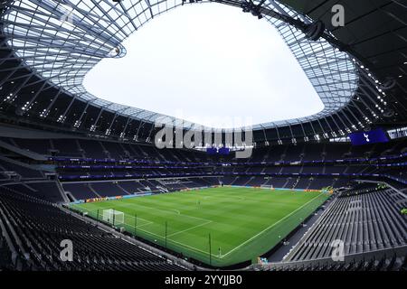 London, Großbritannien. Dezember 2024. Ein allgemeiner Blick auf das Stadion vor dem Spiel der Premier League im Tottenham Hotspur Stadium, London. Der Bildnachweis sollte lauten: Paul Terry/Sportimage Credit: Sportimage Ltd/Alamy Live News Stockfoto