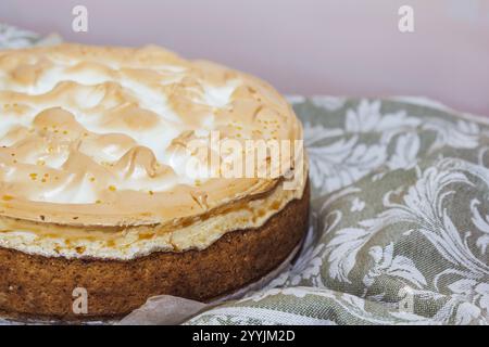 Nahaufnahme der Kuchenoberfläche, goldbraune oberste Schicht Biskuitkuchen, Tasse oder Feenkuchen oder Muffins, Vollrahmenstruktur, Lebensmittelhintergrund, von oben aufgenommen. Stockfoto