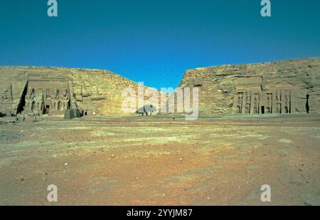 Großer Tempel von Ramses II. Und Hathor-Tempel der Nefertari, Abu Simbel, Niltal, Ägypten, September 1989, Vintage, Retro, alt, historisch | der große Tempel von Ramesses II und der kleine Tempel von Hathor und Nefertari, Abu Simbel, Niltal, Ägypten, September 1989 Stockfoto