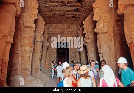 Inneres, Touristen, der große Tempel von Ramesses II, Abu Simbel, Niltal, Ägypten, September 1989 Stockfoto