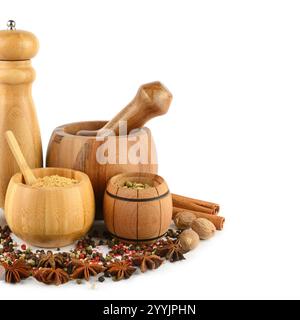 Pfeffermühle, Mörtel, Stößel und Gewürz Set isoliert auf weißem Hintergrund. Freier Platz für Text. Stockfoto