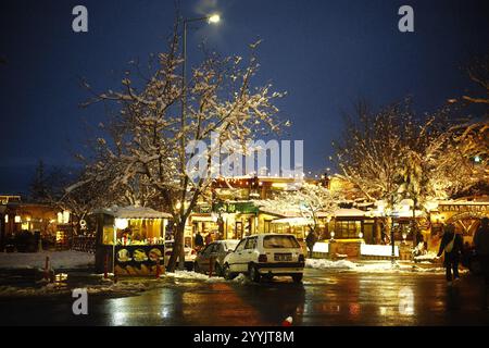 Göreme, Kappadokien, Türkei - 24. November 2024: Nächtlicher Blick auf eine Ecke der Stadt Göreme im Winter mit wunderschöner Beleuchtung Stockfoto