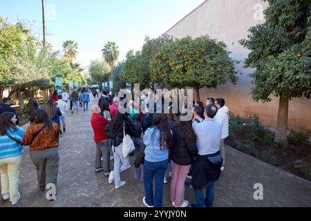 Geführte Gruppe von ausländischen Touristen auf dem Gelände des bahia-Palastes marrakesch, marokko Stockfoto