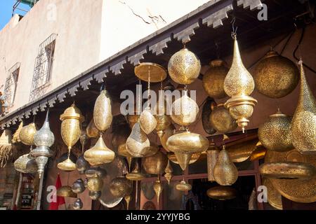 Kunstvolle Metallbeschläge vor einem Geschäft in der Medina von marrakesch, marokko Stockfoto