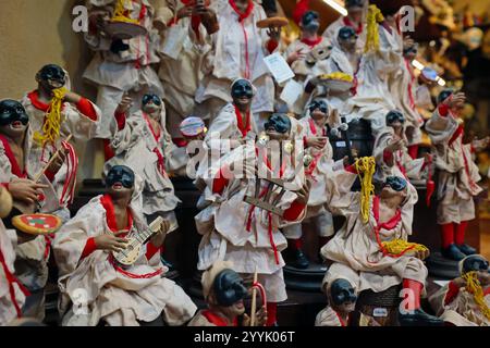 Neapel, Italien - 12. Dezember 2024: Handgefertigte Figuren, die den Charakter von Pulcinella darstellen, an den Ständen von San Gregorio Armeno, der berühmten Straße Stockfoto