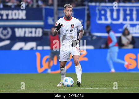 Fußball 1. Bundesliga 15. Spieltag VfL Bochum - 1. FC Heidenheim am 22.12.2024 im Vonovia Ruhrstadion Bochum Gianni Mollo ( Heidenheim ) DFL-Vorschriften verbieten jede Verwendung von Fotografien als Bildsequenzen und/oder Quasi-Video. Foto: Revierfoto Stockfoto