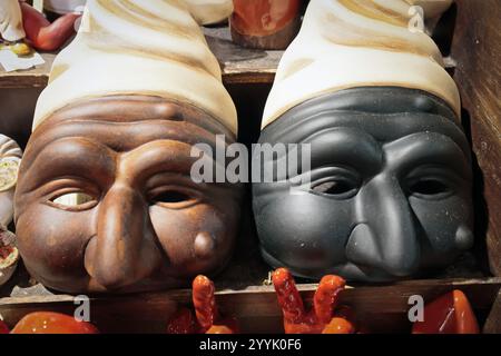 Neapel, Italien - 12. Dezember 2024: Handgefertigte Masken von Pulcinella auf dem Stand in San Gregorio Armeno, der berühmten Straße der Weihnachtsgeschenke. Stockfoto