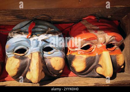 Neapel, Italien - 12. Dezember 2024: Handgefertigte Masken von Pulcinella auf dem Stand in San Gregorio Armeno, der berühmten Straße der Weihnachtsgeschenke. Stockfoto