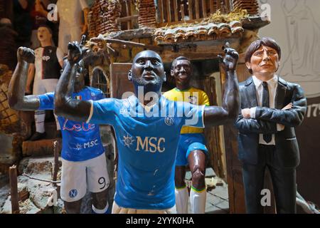 Neapel, Italien - 24. Dezember 2021: Handbemalte Terrakotta-Figuren, die Sportfiguren zeigen, aus der Fußballmannschaft Napoli, zum Verkauf in San Gregori Stockfoto