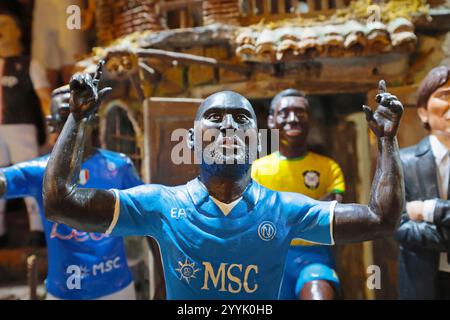 Neapel, Italien - 24. Dezember 2021: Handbemalte Terrakotta-Figuren, die Sportfiguren zeigen, aus der Fußballmannschaft Napoli, zum Verkauf in San Gregori Stockfoto