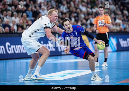 Kiel GER, THW Kiel vs. SG BBM Bietigheim, Handball, Bundesliga, Spieltag, 16, Saison 2024/2025, 22.12.2024 Patrick Wiencek THW Kiel, 17, Dominik Claus SG BBM Bietigheim, 07 GER, THW Kiel vs. SG BBM Bietigheim, Handball, Bundesliga, Spieltag, 16, Saison 2024/2025, 22.12.2024 *** Kiel GER, THW Kiel vs SG BBM Bietigheim, Handball, Bundesliga, Spieltag, 16, Saison 2024 2025, 22 12 2024 Patrick Wiencek THW Kiel, 17 , Dominik Claus SG BBM Bietigheim, 07 GER, THW Kiel vs SG BBM Bietigheim, Handball, Bundesliga, Spieltag, 16, Saison 2024 2025, 22 12 2024 Copyright: xEibner-Pressefoto/MarcelxvonxFehrnx Stockfoto