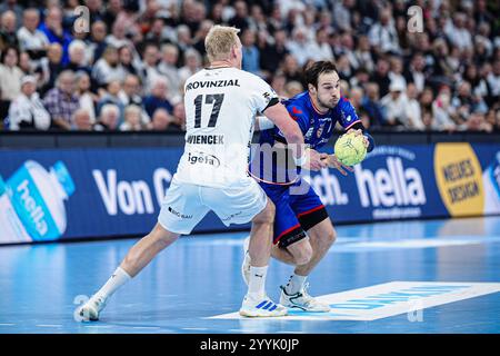 Kiel GER, THW Kiel vs. SG BBM Bietigheim, Handball, Bundesliga, Spieltag, 16, Saison 2024/2025, 22.12.2024 Patrick Wiencek THW Kiel, 17, Dominik Claus SG BBM Bietigheim, 07 GER, THW Kiel vs. SG BBM Bietigheim, Handball, Bundesliga, Spieltag, 16, Saison 2024/2025, 22.12.2024 *** Kiel GER, THW Kiel vs SG BBM Bietigheim, Handball, Bundesliga, Spieltag, 16, Saison 2024 2025, 22 12 2024 Patrick Wiencek THW Kiel, 17 , Dominik Claus SG BBM Bietigheim, 07 GER, THW Kiel vs SG BBM Bietigheim, Handball, Bundesliga, Spieltag, 16, Saison 2024 2025, 22 12 2024 Copyright: xEibner-Pressefoto/MarcelxvonxFehrnx Stockfoto