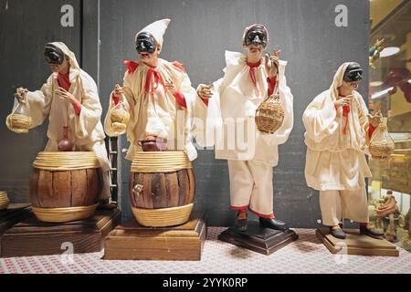 Neapel, Italien - 12. Dezember 2024: Handgefertigte Figuren, die den Charakter von Pulcinella darstellen, an den Ständen von San Gregorio Armeno, der berühmten Straße Stockfoto