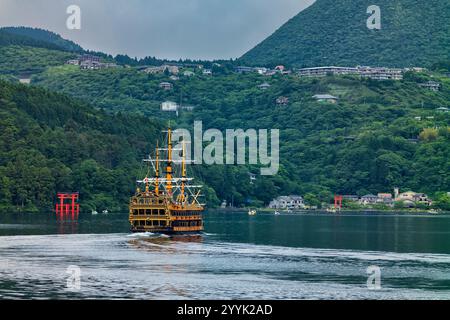 Hakone, Japan, 17. Juni 2024: Das Hakone Piratenschiff segelt an einem bewölkten Tag im Sommer den Ashinoko-See. Stockfoto