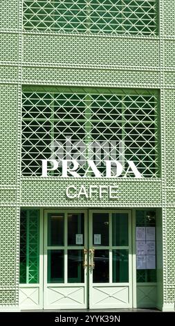 London, Großbritannien - 16. Juli 2023: Mintgrüne Fassade des Prada Caffè vom Luxuskaufhaus Harrods in Kensington Stockfoto