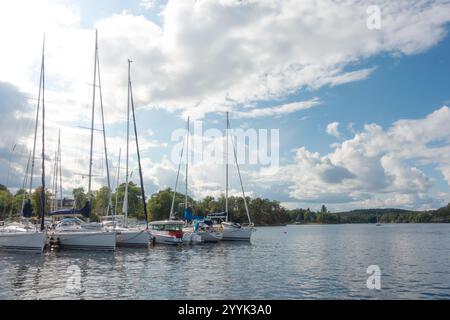 Segelboote legen im Sommer an einem Steg auf ruhigem Wasser im Stockholmer Archipel fest Stockfoto