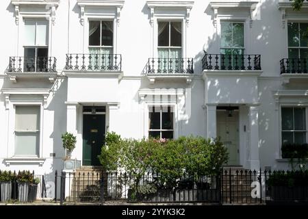 London, Großbritannien - 15. Juli 2023: Fassade eines teuren, angesehenen weißen Stadthauses an der Kings Road in Chelsea, London für ein luxuriöses Immobilienkonzept Stockfoto