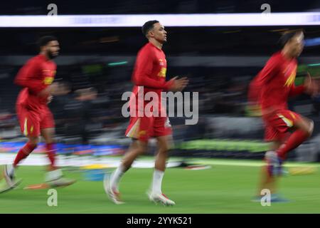 London, Großbritannien. Dezember 2024. Trent Alexander-Arnold aus Liverpool kämpft vor dem Spiel der Premier League im Tottenham Hotspur Stadium in London. Der Bildnachweis sollte lauten: Paul Terry/Sportimage Credit: Sportimage Ltd/Alamy Live News Stockfoto