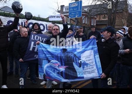 London, Großbritannien. Dezember 2024. Tottenham-Fans treffen sich vor dem Stadion mit „Levy Out“-Schildern vor dem Spiel der Premier League im Tottenham Hotspur Stadium in London. Der Bildnachweis sollte lauten: Paul Terry/Sportimage Credit: Sportimage Ltd/Alamy Live News Stockfoto