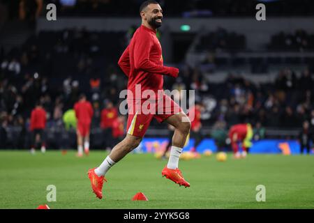 London, Großbritannien. Dezember 2024. Mohamed Salah aus Liverpool kämpft vor dem Spiel der Premier League im Tottenham Hotspur Stadium in London. Der Bildnachweis sollte lauten: Paul Terry/Sportimage Credit: Sportimage Ltd/Alamy Live News Stockfoto