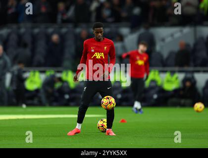 Dezember 2024; Tottenham Hotspur Stadium, London, England; Premier League Football, Tottenham Hotspur gegen Liverpool; Tyler Morton von Liverpool wärmt sich auf Stockfoto