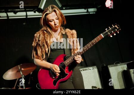 Charlotte Hatherley trat mit ihrer Band Sylver Tongue in Wolverhampton Slade Rooms auf, Juli 2012. Stockfoto