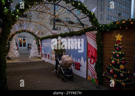 Weihnachtsmarkt und Weihnachtsmarkt am City Square, Leeds, Großbritannien. Das Stadtzentrum von Leeds während der Weihnachtszeit 2024. Stockfoto