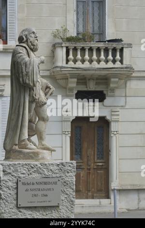 Denkmal für Michel de Nostradamus, Steinskulptur mit Inschrift, Salon-de-Provence, Bouches-du-Rhone, Provence, Frankreich, Europa Stockfoto