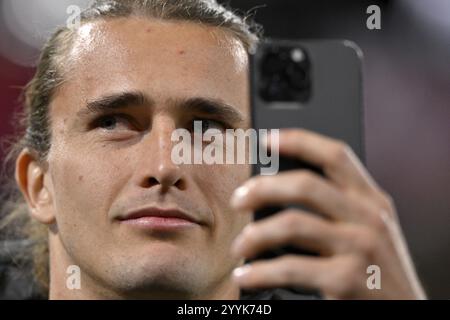 Tennisspieler Alexander Zverev besucht ein Bundesliga-Spiel, Porträt, macht Selfie mit Smartphone, Allianz Arena, München, Bayern, Deutschland, Europa Stockfoto