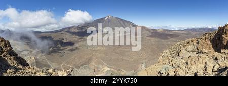 Panorama während des Aufstiegs zum Alto de Guajara, 2715 m, zu den bizarr geformten Felsformationen aus vulkanischem Gestein, Roques de Garcia, dem Besucherzentrum Stockfoto