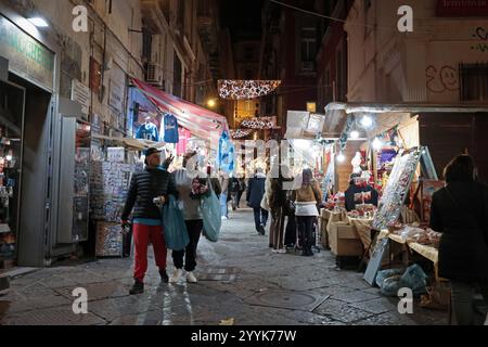 Verkaufsstände in San Gregorio Armeno, der berühmten Weihnachtsgeschenkstraße in Neapel - Italien Neapel, Italien - 12. Dezember 2024: Via di San Gregorio Armeno, im historischen Zentrum, ein Touristenziel während der Weihnachtsfeiertage aufgrund der zahlreichen Verkaufsstände mit lokalem Kunsthandwerk. Neapel NA Italien Copyright: XGennaroxLeonardix Stockfoto