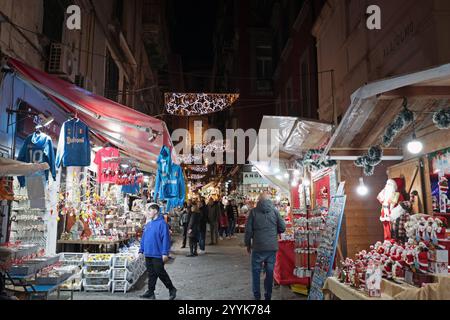 Verkaufsstände in San Gregorio Armeno, der berühmten Weihnachtsgeschenkstraße in Neapel - Italien Neapel, Italien - 12. Dezember 2024: Via di San Gregorio Armeno, im historischen Zentrum, ein Touristenziel während der Weihnachtsfeiertage aufgrund der zahlreichen Verkaufsstände mit lokalem Kunsthandwerk. Neapel NA Italien Copyright: XGennaroxLeonardix Stockfoto