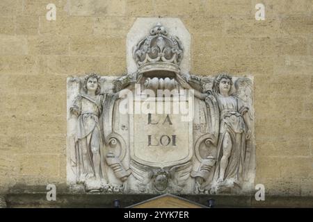 Wappen auf dem Uhrturm, Tour de l'Horloge, Krone mit Inschrift, Aufschrift, la loi, zwei, Skulpturen, Detail, Place de Hotel de ville, Salon-d Stockfoto