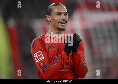 Leroy Sane FC Bayern München FCB (10) Porträt Smiles, Allianz Arena, München, Bayern, Deutschland, Europa Stockfoto