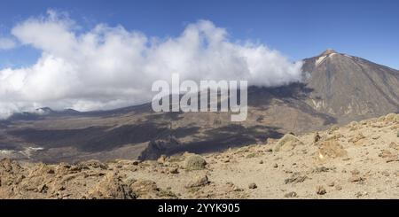 Panorama während des Aufstiegs zum Alto de Guajara, 2715 m, dahinter der Pico del Teide, 3717 m, Teide Nationalpark, Parque Nacional del Teide, Teneriffa, C Stockfoto