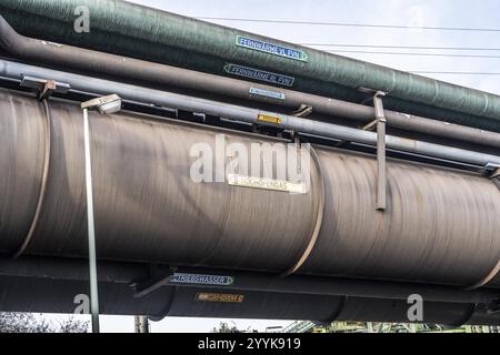 Rohrleitungen für Fernwärme, Hochofengas am Standort ThyssenKrupp Steel in Duisburg Marxloh, Nordrhein-Westfalen, Deutschland, Europa Stockfoto