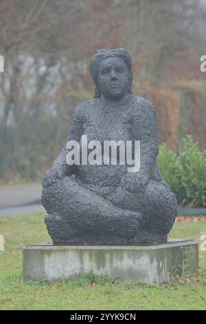 Skulptur große Frau, ein Fels von Wanda Pratschke 2018, schwarz, Bronzeskulptur, fette Frauenfigur, mit Querbeinen, im Kreuz, sitzend, mollig, prall, Stockfoto