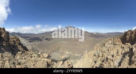 Panorama während des Aufstiegs zum Alto de Guajara, 2715 m, zu den bizarr geformten Felsformationen aus vulkanischem Gestein, Roques de Garcia, dem Besucherzentrum Stockfoto