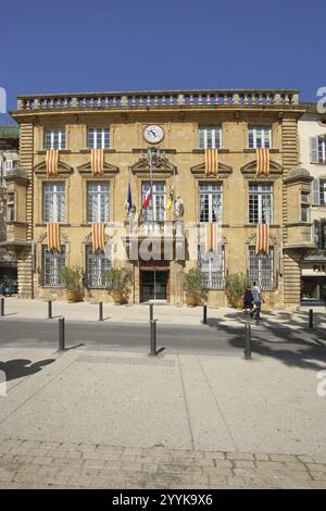 Rathaus mit Fahnen und Uhr, Hotel de Ville, Salon-de-Provence, Bouches-du-Rhone, Provence, Frankreich, Europa Stockfoto