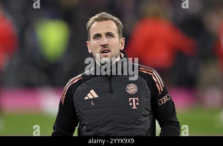 Harry Kane FC Bayern München FCB (09) warm-up Training Portrait Allianz Arena, München, Bayern, Deutschland, Europa Stockfoto