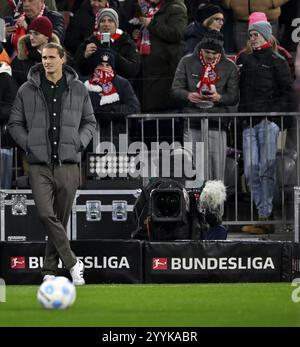 Tennisspieler Alexander Zverev besucht ein Bundesliga-Spiel, Logo, TV-Kamera, Allianz Arena, München, Bayern, Deutschland, Europa Stockfoto