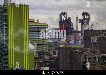 Panorama des Stahlwerks ThyssenKrupp in Duisburg-Bruckhausen, vor dem Gaskraftwerk Hamborn, grüne Fassade des Kesselhauses BL Stockfoto