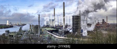 Panorama des Stahlwerks ThyssenKrupp in Duisburg-Marxloh am Rhein, STEAG Kohlekraftwerk Duisburg-Walsum, Kokerei unloadin Stockfoto